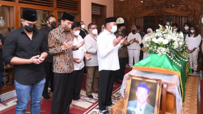 Presiden Joko Widodo Takziah ke Rumah Duka Almarhum Pakdenya di Solo