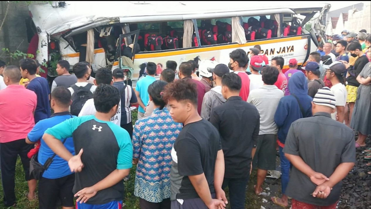 Korban Meninggal Kecelakaan Bus - Kereta di Tulungagung Bertambah jadi 6 Orang
            - galeri foto