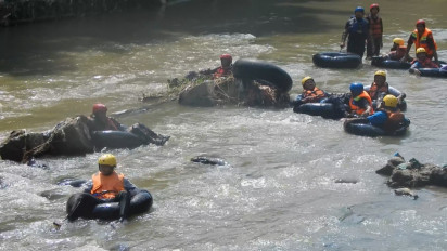 Serunya Arung Jeram dengan Tubing di Sungai Kranji Semarang