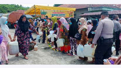 Warga Borong Minyak Goreng Curah Operasi Pasar