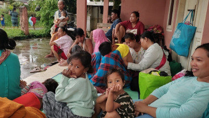 Belum Ada Bantuan, Warga Korban Banjir Pandeglang Lesehan di Teras Koperasi