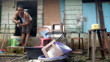 Pasca Banjir, Warga Mulai Membersihkan Rumah dari Lumpur Â 