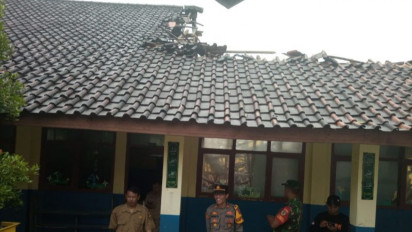 Dua Ruang Kelas SDN 1 Cibenda Kabupaten Sukabumi Ambruk Akibat Gempa Mag 4,8 di Bayah