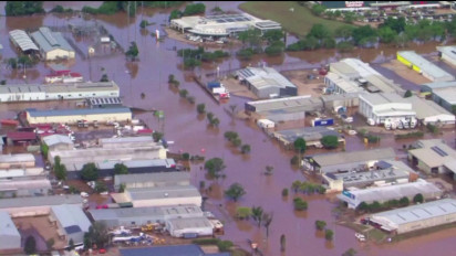 Australia Kerahkan Helikopter Militer Evakuasi Warga yang Terjebak Banjir di Atap Rumah