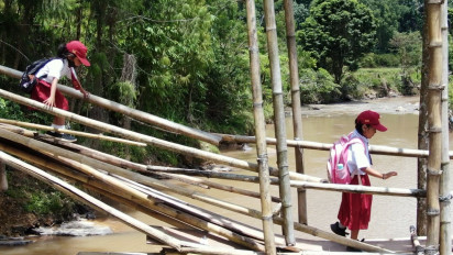 Lewati Sungai Dan Jembatan Lapuk, Murid SD dan Warga Balusu Ao' Gading Minta Perhatian Pemerintah