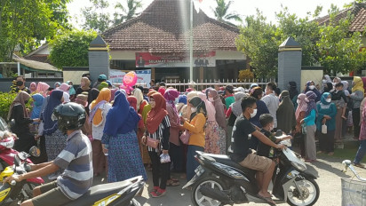 Lagi! Emak-emak Rela Berdesakan demi Minyak Goreng