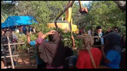 Emak-Emak di Konawe Kepulauan Histeris Hadang Alat Berat Perusahaan Tambang Nikel