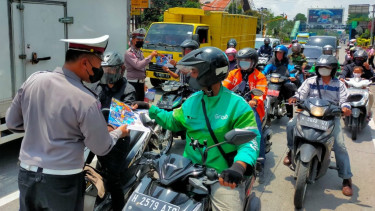 Operasi Keselamatan Candi 2022, Polisi Bagi Masker dan Sosialisasi Prokes