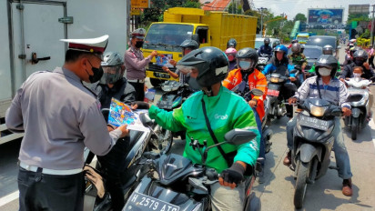 Operasi Keselamatan Candi 2022, Polisi Bagi Masker dan Sosialisasi Prokes
