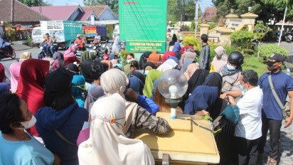 Minyak Goreng Langka dan Mahal, Warga Rela Tempuh Perjalanan Hingga 10 Kilometer untuk Antri Pasar Murah
