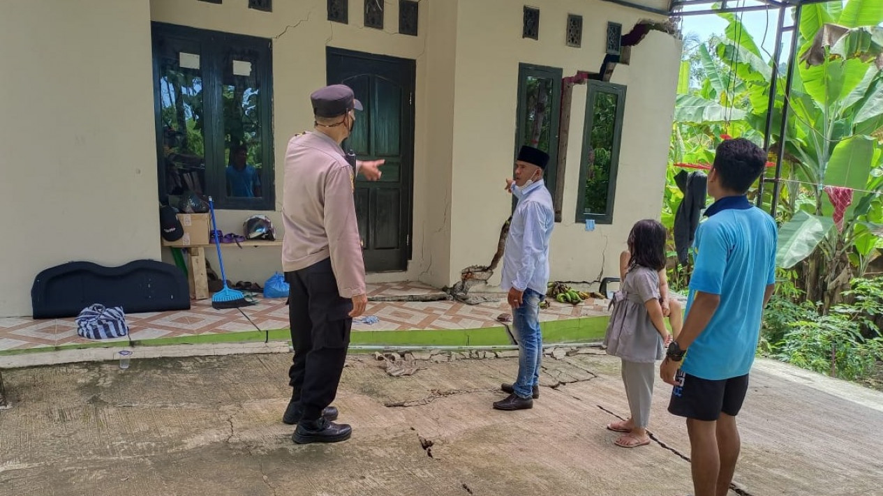 Intensitas Hujan Sangat Tinggi Sebabkan Pergerakan Tanah di Sukabumi 
            - galeri foto