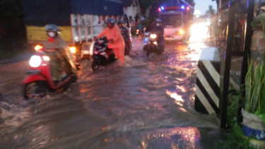 Diguyur Hujan Deras, Jalur Jatinom-Boyolali di Klaten Tergenang Banjir