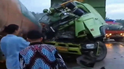 Dua Truk Adu Banteng di Jalan Lintas Tol Pekanbaru-Dumai, Satu Orang Tewas
