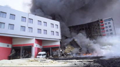 Serangan Militer Rusia Hancurkan Sebuah Bangunan Gudang di Kota Keiv Ukraina