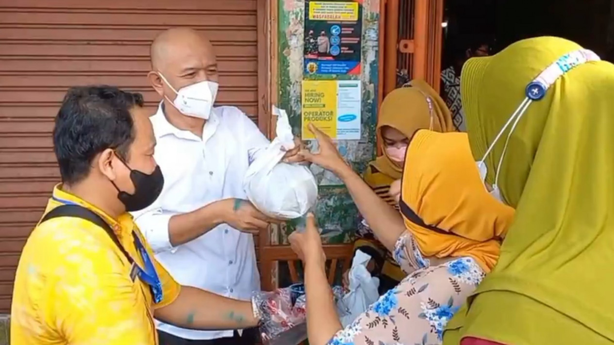 Stok Langka, Warga Jepara Serbu Operasi Pasar Minyak Goreng
            - galeri foto