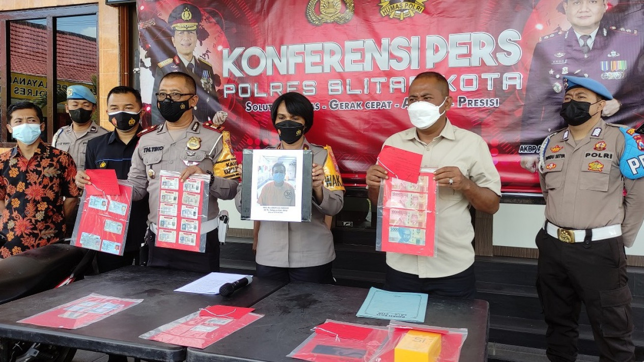 Penipu Pemohon SIM Ditangkap Saat Sedang Beraksi di Depan Mapolres Blitar Kota
            - galeri foto