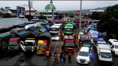 Pasca Penutupan Selama Nyepi, Antrean Kendaraan Menumpuk di Pelabuhan Ketapang
