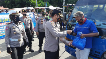 Asyik! Operasi Keselamatan Lalu Lintas Candi Polisi Bagi-bagi Minyak Goreng dan Sembako