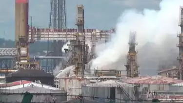 Kebakaran kilang minyak di area proyek RDMP PT Pertamina (Persero) di Kota Balikpapan, Jumat (4/3/2022).