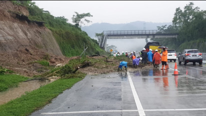 Hujan Deras Sebabkan Longsor di Tol Ungaran - Bawen Km 436