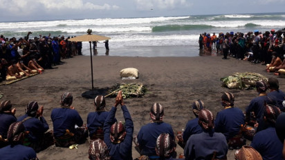 Keraton Yogyakarta Gelar Labuhan di Pantai Parangkusumo Parangtritis
