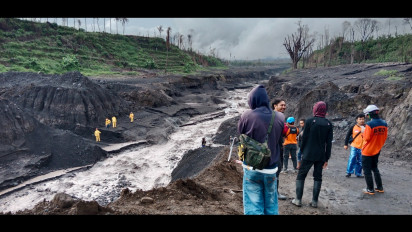 Banjir Lahar Hujan Gunung Semeru, Terjang Sungai Besuk Lengkong, Warga Harus Sabar untuk Menyebrang
