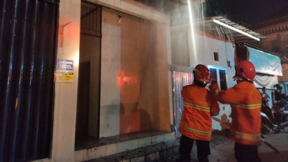 Gara-Gara Tawuran Menggunakan Petasan, Sebuah Ruko di Bekasi Hangus Terbakar