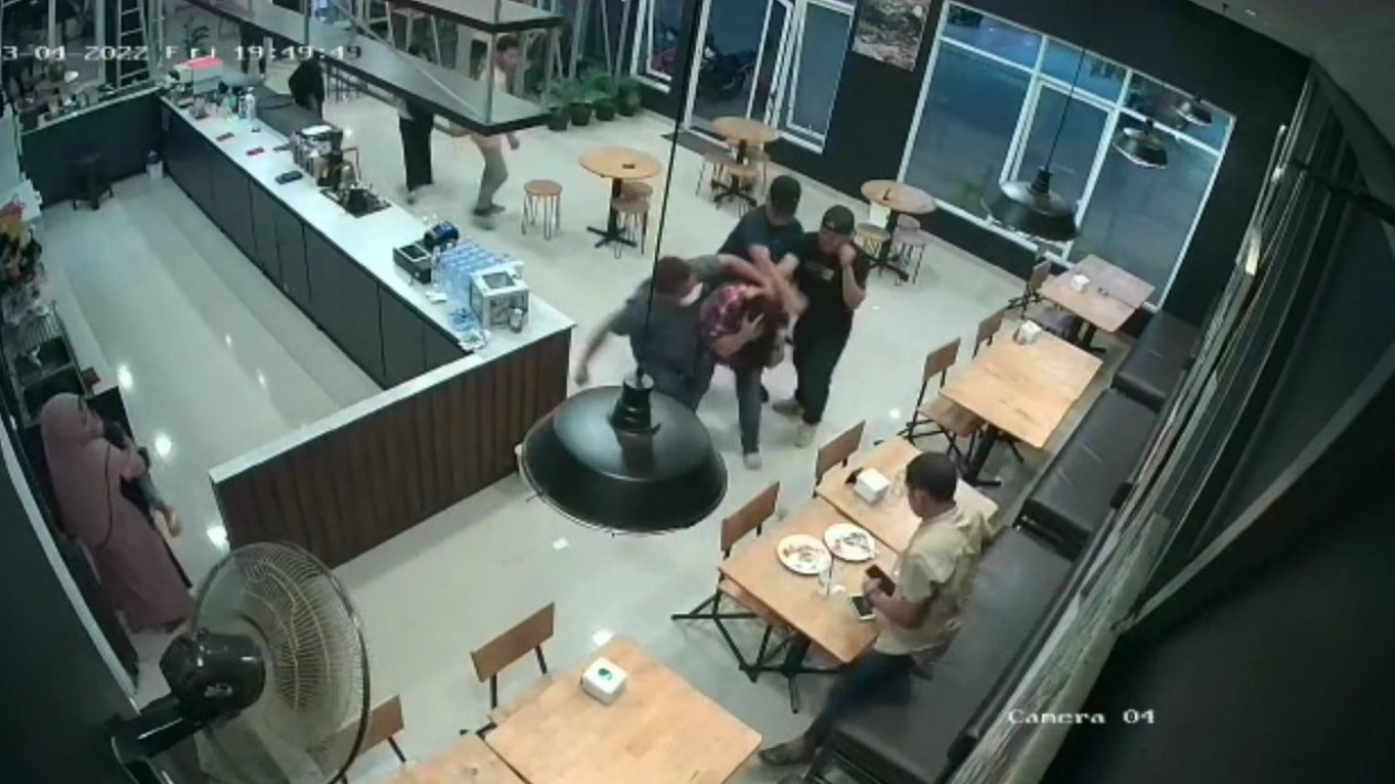 Pengeroyokan Wartawan di Madina Terekam Kamera CCTV
            - galeri foto