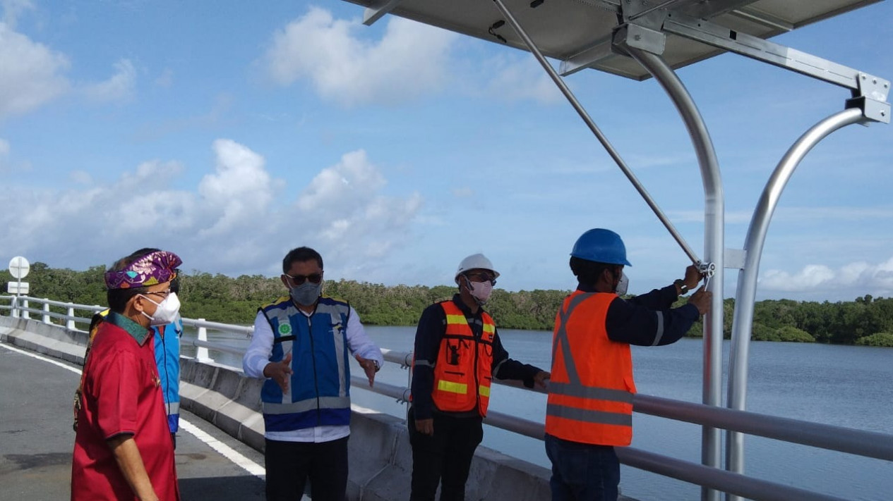 Jelang KTT G20, Jalan Tol Bali Mandara Dipasang Panel Pembangkit Tenaga Surya Senilai Rp 6,5 Miliar
            - galeri foto
