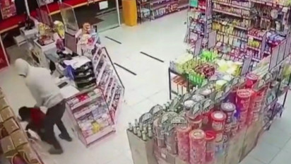 Teror Perampok Bersenjata di Garut Terekam CCTV.  Dua Toko Swalayan Dirampok Pada Hari Yang Sama.