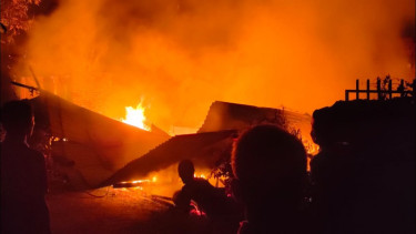 Tak Dikasi Uang oleh Ibunya, Anak Bakar Rumah Orang Tua