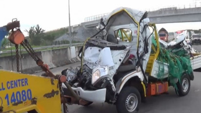 Diduga Sopir Mengantuk, Pikap Muat Jeruk Tabrak Truk di Jalan Tol Ngawi. Sopir Tewas di Tempat
