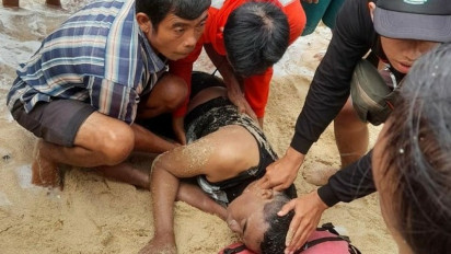 Bermain Snorkeling, Wisatawan Nyaris Hilang Ditelan Ombak