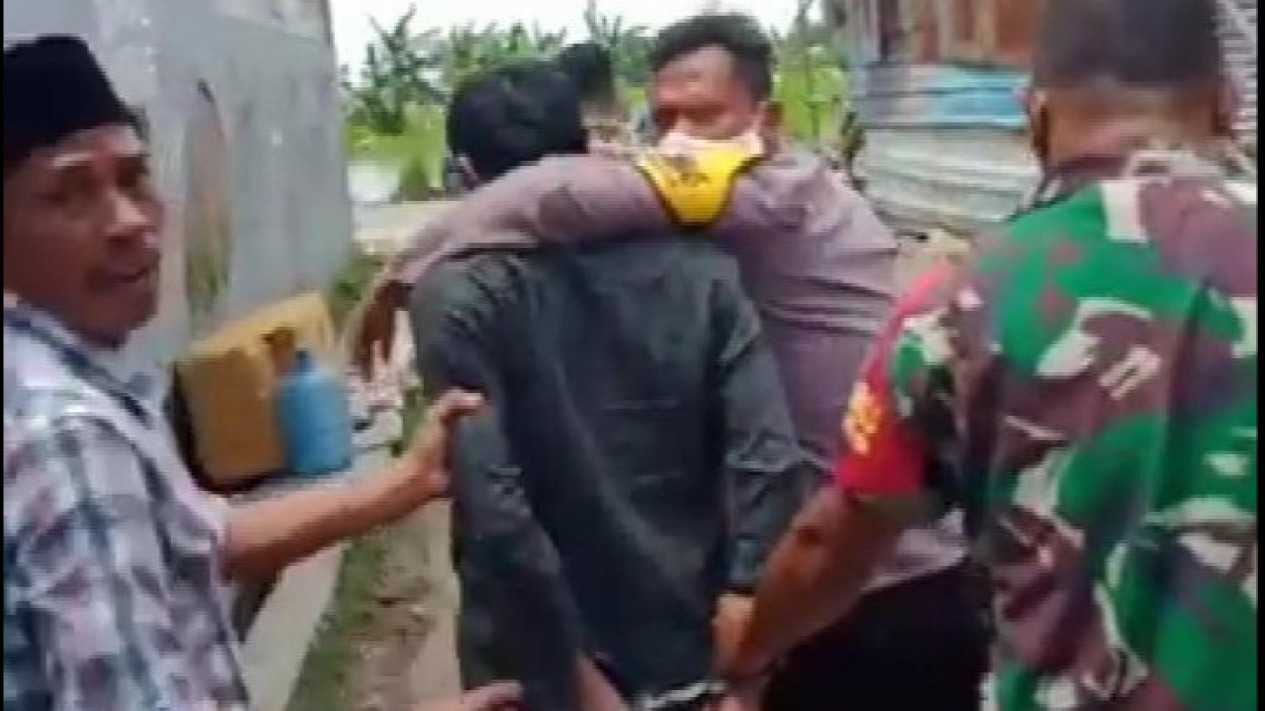 Duda Stres Cangkul Kepala Tetangga Pake Pacul
            - galeri foto