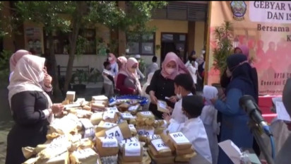 Ikuti Vaksinasi Covid-19 Dosis Kedua, Ratusan Siswa SD di Bangkalan Dapat 'Doorprize'