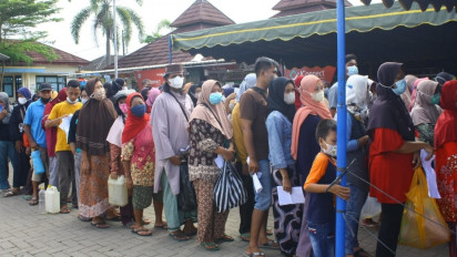 Operasi Pasar di Pacitan, Tanpa Kupon Warga Tidak Bisa Beli Minyak Goreng Murah
