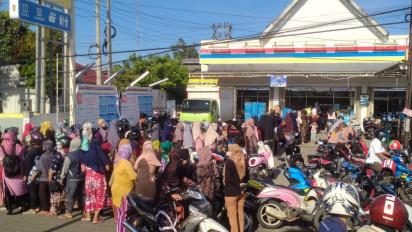 Ratusan Mak-Mak Rebutan Minyak Goreng di Bungo Jambi