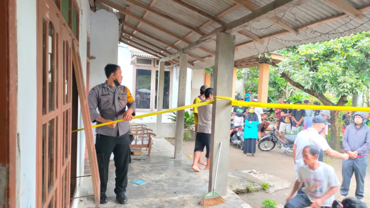 Seorang Pria Mengamuk Bacok Keluarga di Kediri, 3 Tewas dan 7 Kritis
            - galeri foto
