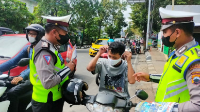 Kasus Covid-19 di Kabupaten Semarang Terus Menurun, Polres Tetap Bagikan Masker Gratis