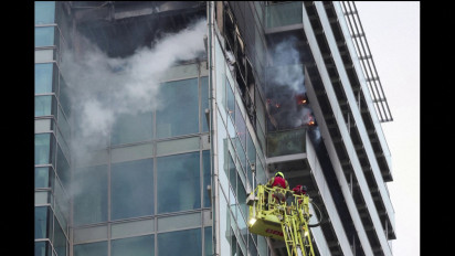 Kebakaran Besar Landa Sebuah Bangunan Apartemen di London Bagian Timur