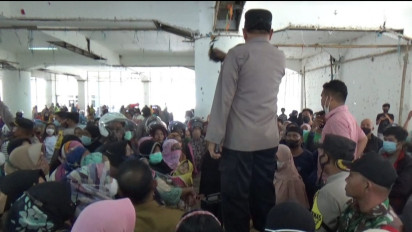 Horor Antrian Pasar Murah Minyak Goreng di Pinrang Dibubarkan Polisi