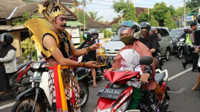 Operasi Keselamatan, Gatotkaca Bagi Minyak Goreng Pada Pengguna Jalan