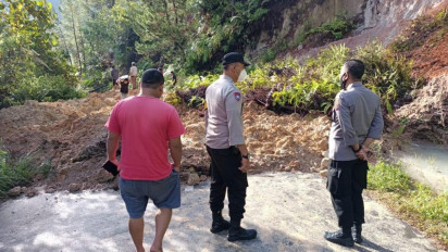 Longsor Terjadi di Sipagimbar Tutup Akses Jalan Penghubung Antar Desa