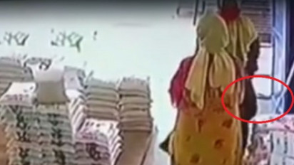 Viral Diduga Emak-Emak Curi dan Jepit Beras di Selangkangan