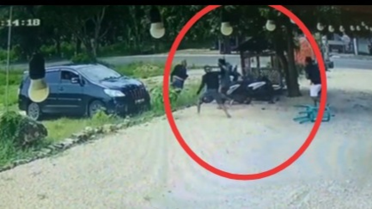 Terekam CCTV, Seorang Pria Lawan Tiga Orang, Sama-sama Gunakan Senjata Tajam
            - galeri foto