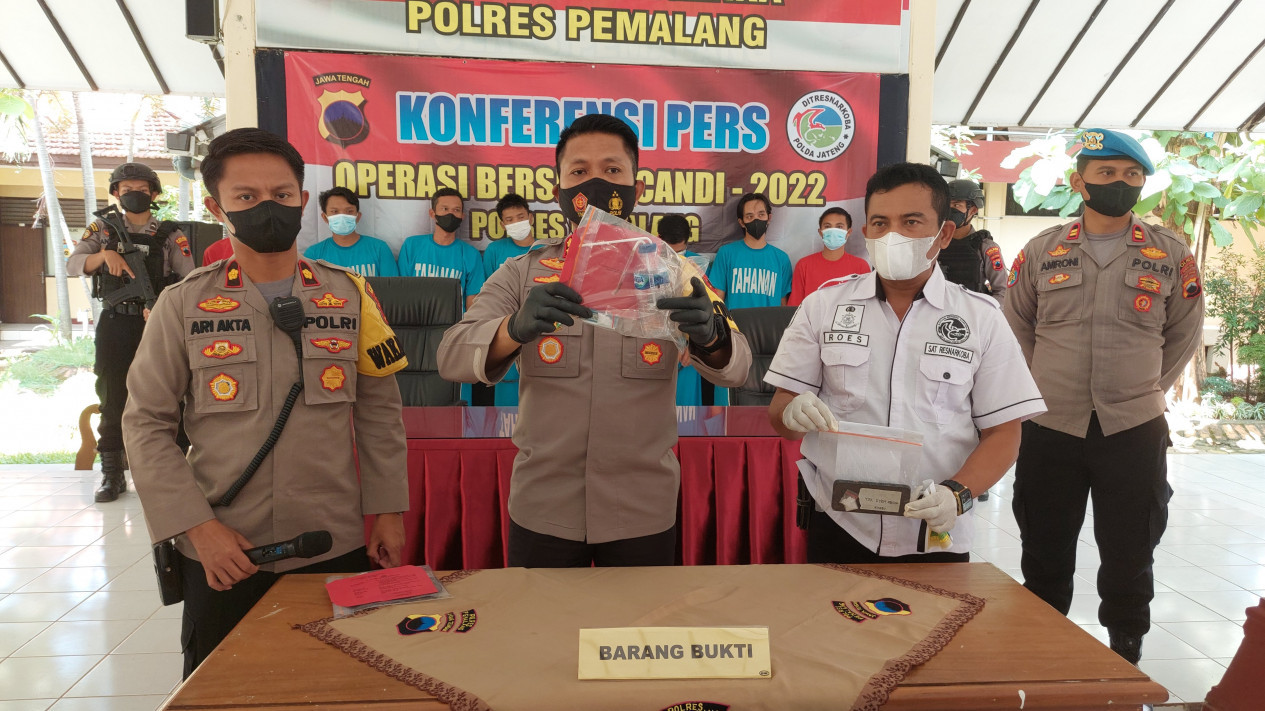 Hendak Pesta Sabu, Empat Nelayan Diciduk Polres Pemalang
            - galeri foto