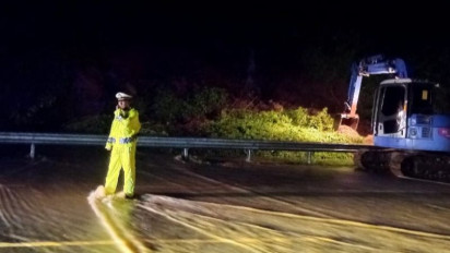 Hujan Deras Mengakibatkan Tebing Jalan Tol Pandaan Arah Malang Longsor