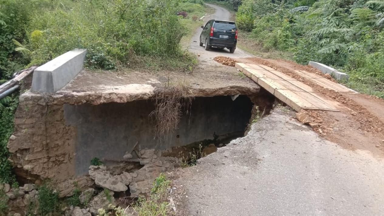 Jalan Menuju Kecamatan Tigo Lurah Longsor dan Rusak Parah
            - galeri foto