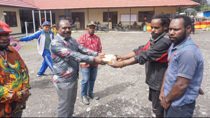 Pemerintah Kabupaten Puncak Berikan Santunan Kepada Keluarga Korban Penembakan KKB Papua