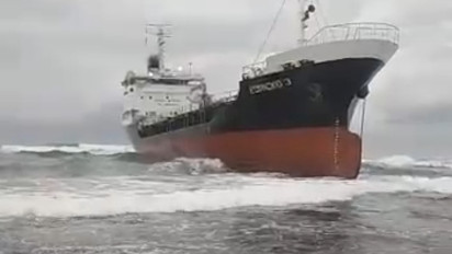 Kapal Tanker Karam di Perairan Sancang Garut